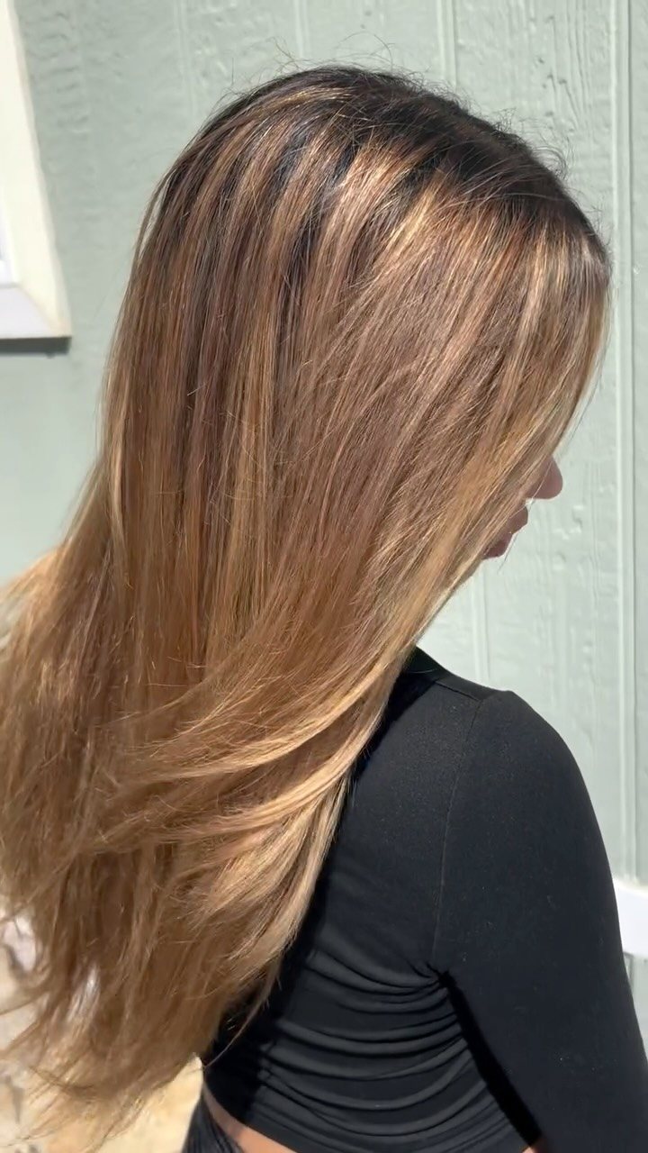 Honey balayage: long layered hair with warm honey and caramel ribbons